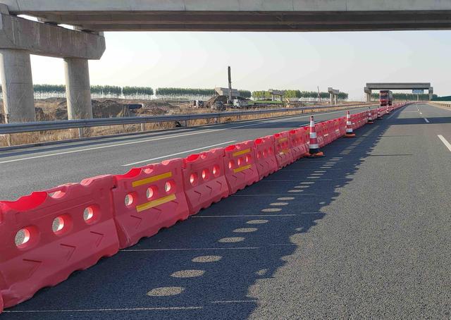 長春經(jīng)濟圈環(huán)線高速公路二期項目岫巖互通跨京哈高速導改順利完成