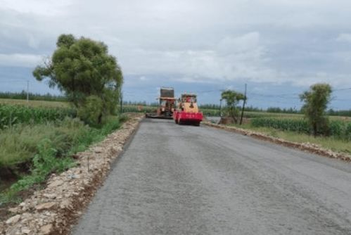 建松公路樺川段項目路面工程順利完工