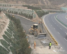 進(jìn)展 西塔高速改擴(kuò)建項(xiàng)目開始路面鋪筑