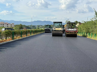 宿松縣G105太湖交界至通站路段升級(jí)改造工程(公路段)順利完成全部瀝青面層工程